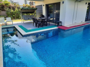 Çeşme merkezde özel havuzlu villa,